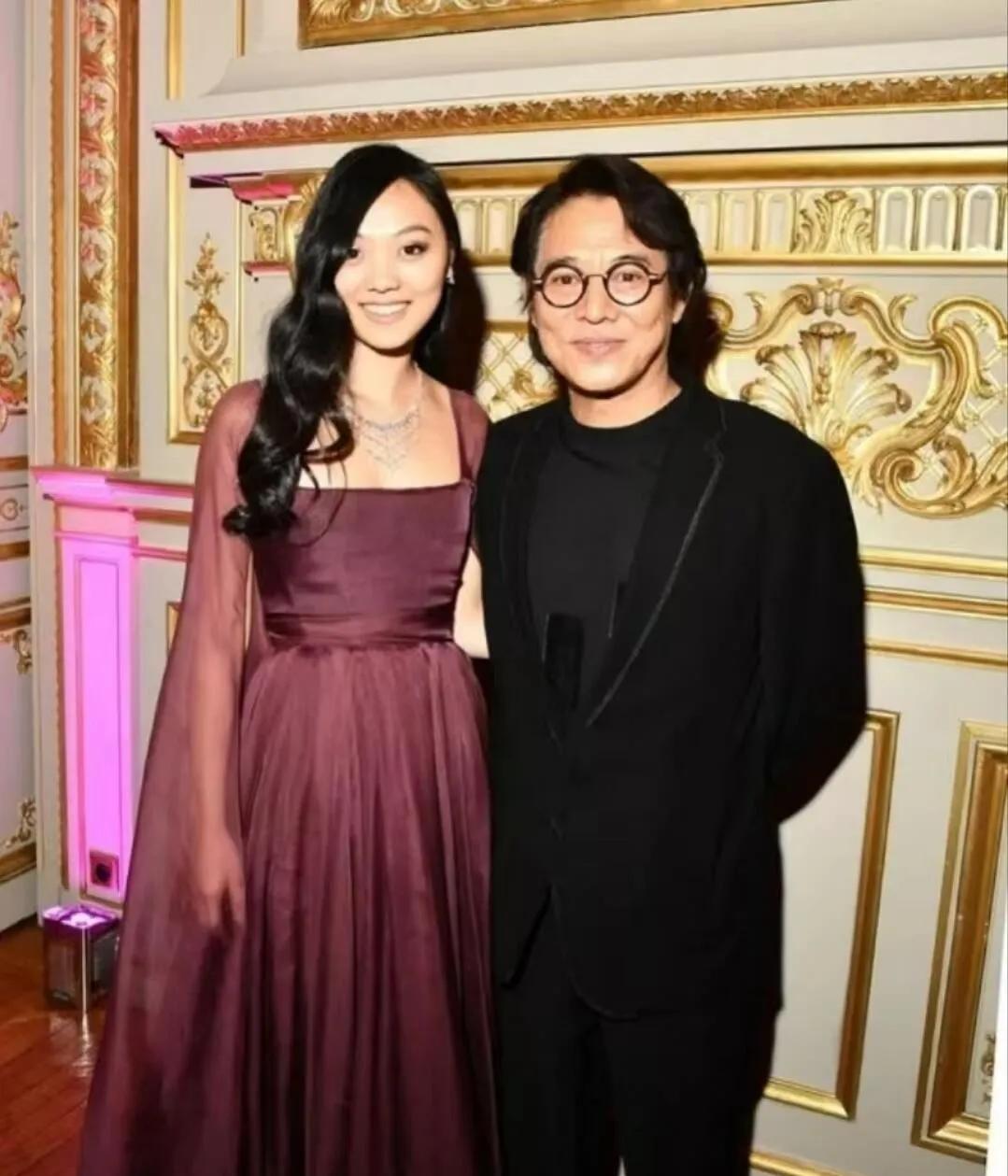 李连杰突然分享大女儿的婚讯，网友酸陪嫁礼物很不起眼啊！
这个是李连杰和前妻黄秋燕