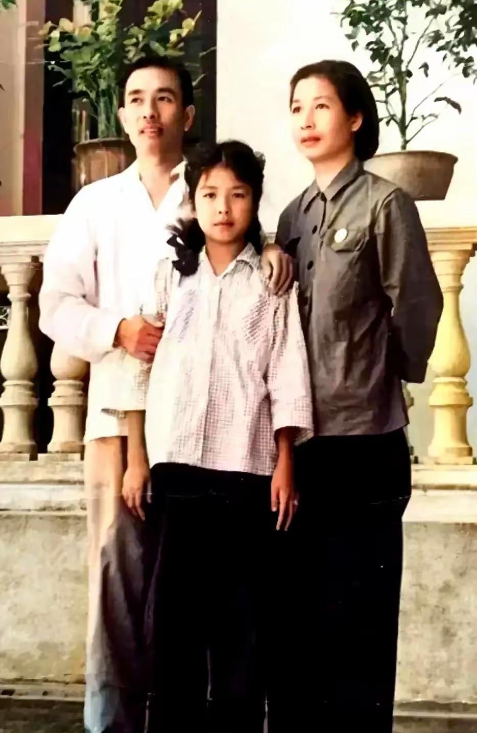 1950年，广州，陶铸与妻子曾志和女儿陶斯亮的珍贵合影，一家三口穿着朴素，陶斯亮