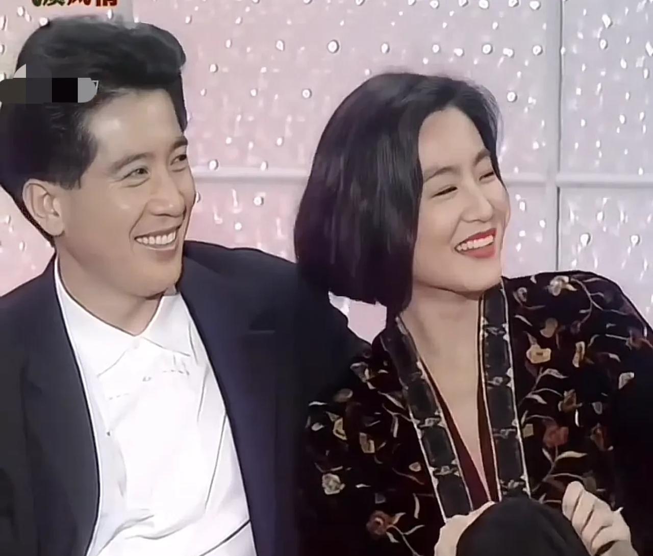 别老说林青霞长得美了，秦汉也儒雅啊！
林青霞说，我要和你分手，秦汉跪下来了，这个