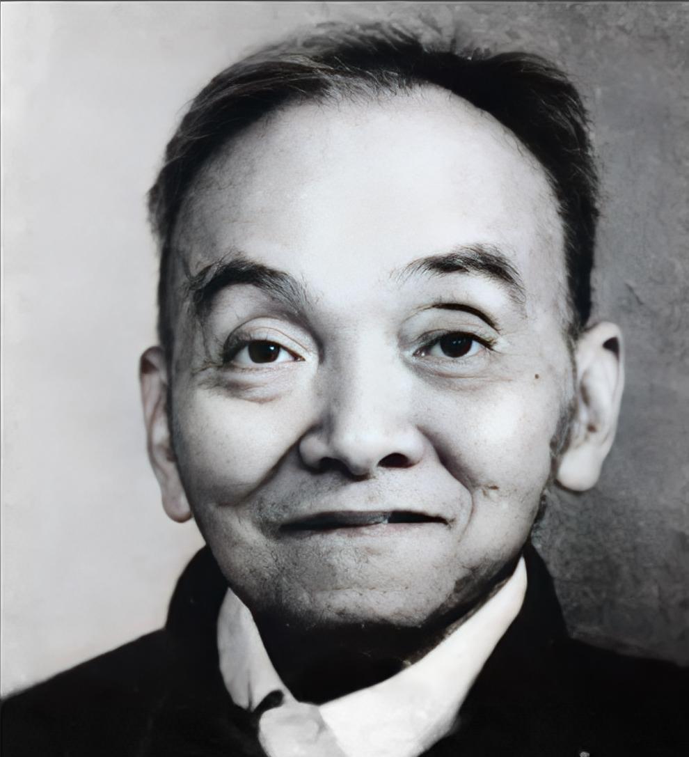 1949年，地下党被判死刑，临行刑前他肚子疼去上厕所，看守意味深长的告诉他早去早