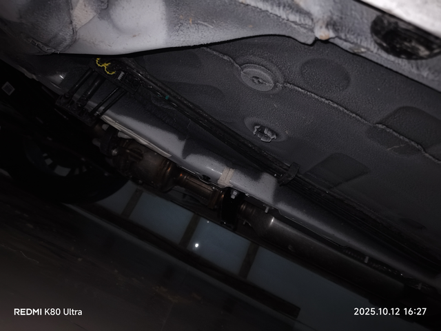 新款博越就送个发动机护板
剩下的都裸露在外，确实有点严重减配，26款博越