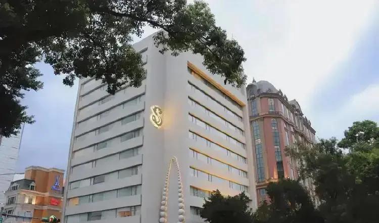 汪小菲的酒店在台湾，老婆孩子也在台湾，但经常往内地飞！为什么？真的很奇葩！说是为