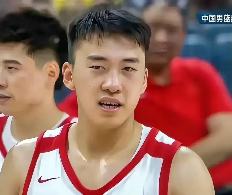 亚洲杯八强战中国男篮对阵韩国队，建议郭士强放弃余嘉豪这个高点，五号位可以用王俊杰