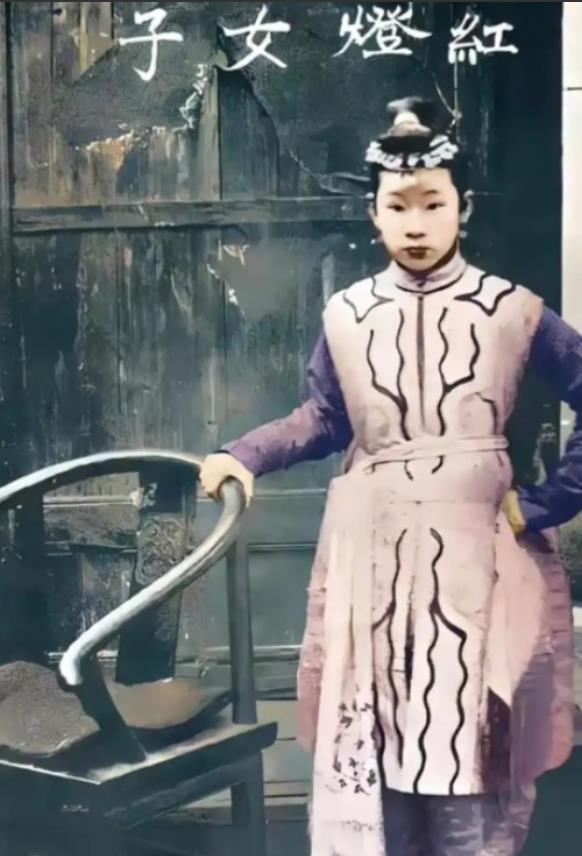 1900年，“黄莲圣母”不幸被八国联军抓获，联军对她所谓的“法术”充满好奇，对她