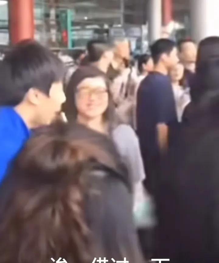 机场的哥俩
#樊振东# #林高远# 
远：唉，借过一下。
机场前方道路拥堵，
着