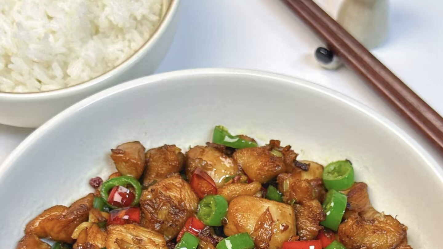 一学就会的家常菜：双椒鸡丁，嫩滑入味超下饭！