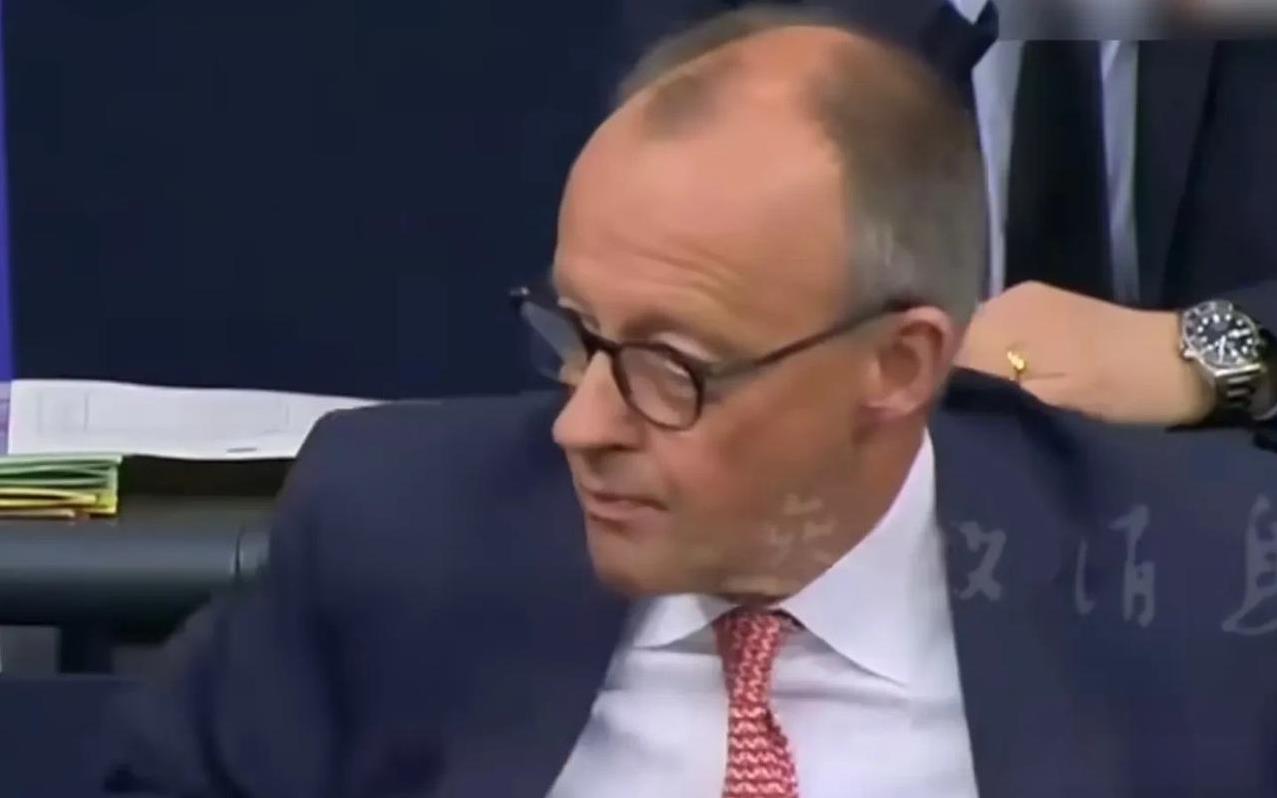 北约变了，特朗普给乌克兰军事援助，德国主动抢着付钱！
近日，北约变了，变得不再“