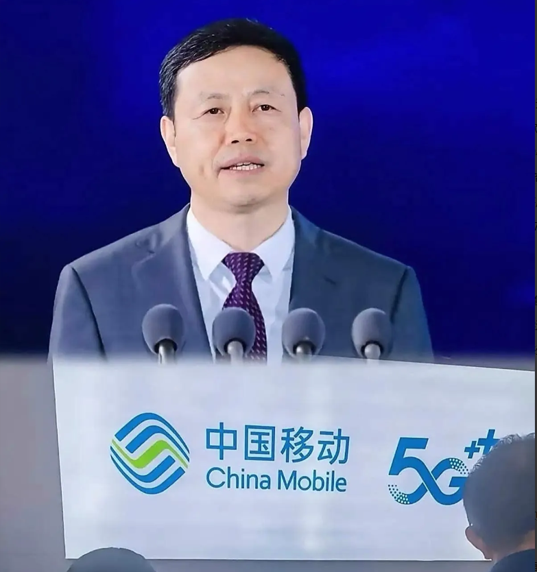 营业厅里，一位用了11年号码的老哥指着海报喊：“老用户就不是人？新号39元100