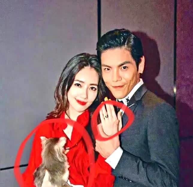 向佐为啥变得娘里娘气，原因很明显，不是他取向有问题，也不是喜欢女装，而是因为他这