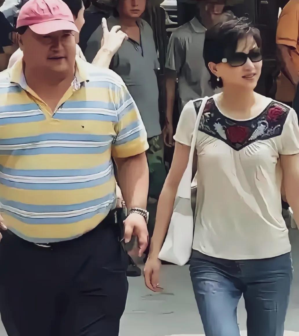 杨澜与老公走在一起这身形不是一个纬度，老公头大脖子粗， 肚大腰圆，戴一顶滑稽的小
