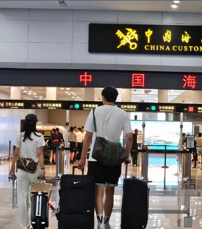 说好的训练呢？杨瀚森竟陪女友新疆旅游去了！
男篮队友们5号亚洲杯了，你这时候去不