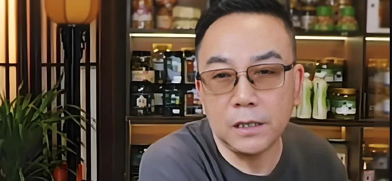 杨议高考送祝福闹笑话，跟郑好不可同日而语！
高考前夕，“海河艺术家”杨议老师，