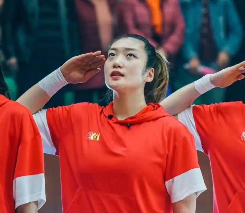 李梦坚毅的眼神，透露着对国家的爱，这份爱却被无情的抛弃。李梦再次无缘国家队集训名