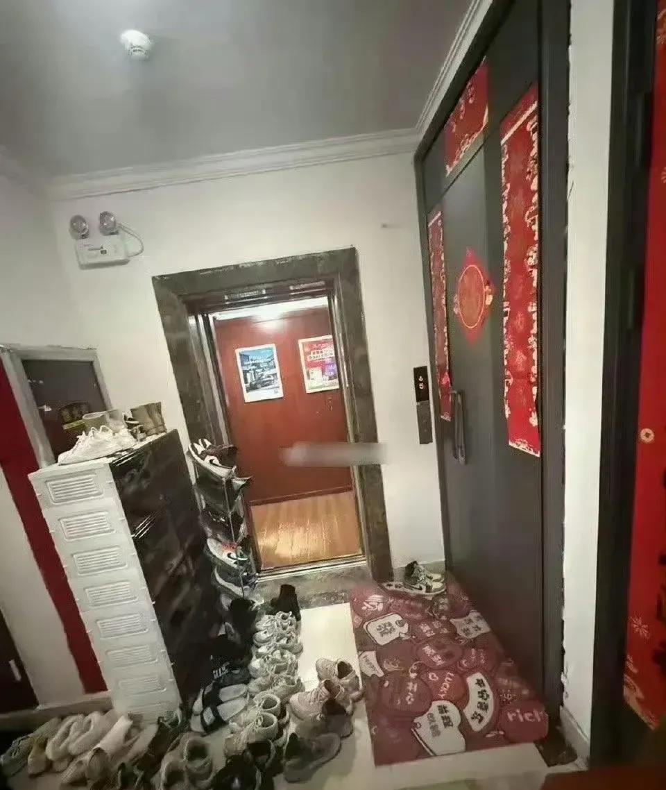 遇到这样的邻居，卖房都要搬走啊。物业居然也不管一下啊[捂脸][捂脸]