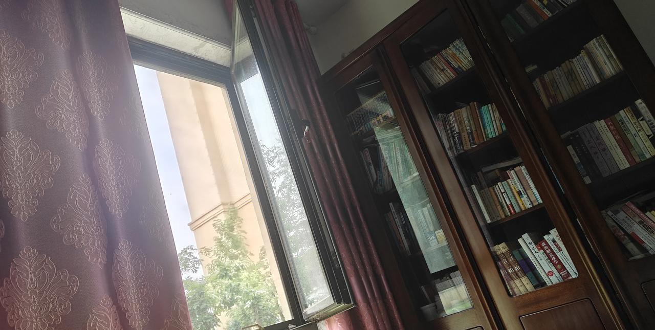 八点半了，今年开始睡懒觉了，底色当过兵，70多年，从来不睡懒觉，今年开始不知不觉