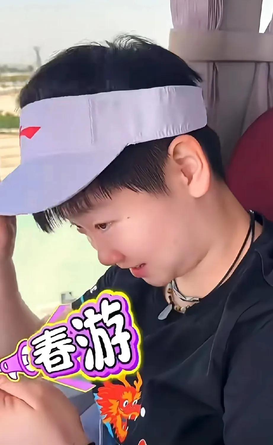 老Coco又给粉丝发福利了
老Coco太会逗乐了，刚训练完，带着一群小可爱春游啦
