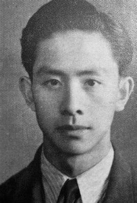 1948年，记者盛超群被捕，敌人用老虎撬断了他的腿，剧烈的疼痛让他交出一份12人