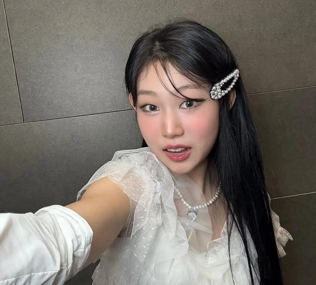 小沈阳女儿成长速度不是一般的快，
从曾经的五官普通，甚至被网友吐槽不好看，
到现