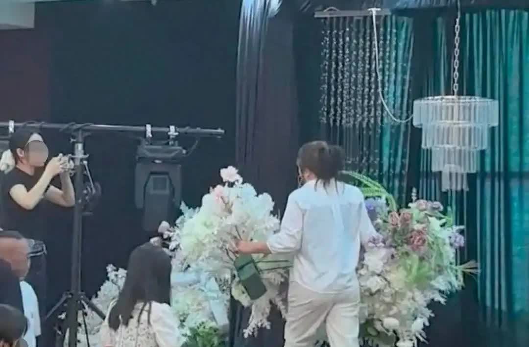 “想白嫖？”陕西安康，一场婚礼仪式即将开始，新人却和婚庆公司之间产生矛盾，新郎称