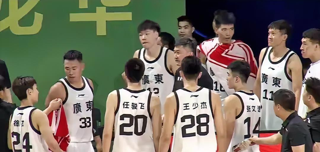 广东队2分惜败墨尔本老虎队，徐杰，贺希宁神勇发挥难救主，张昊低级失误错失绝杀，杜