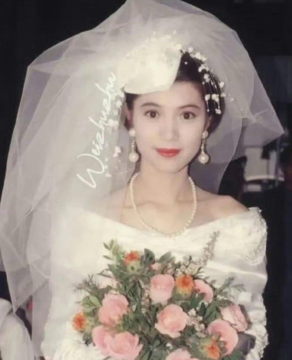 袁咏仪20年前的婚纱照，放到现在看也依旧美得让人心动 ​​​