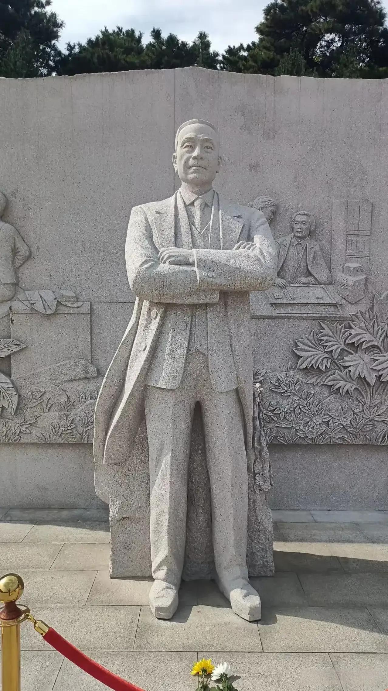 这是北京海淀西山国家森林公园内的无名英雄纪念广场上的四位英雄雕像，他们是《沉默的