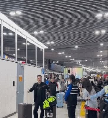 国乒这次来澳门参赛，阵容那叫一个豪华！可让人摸不着头脑的是，出发时还看到的肖指，