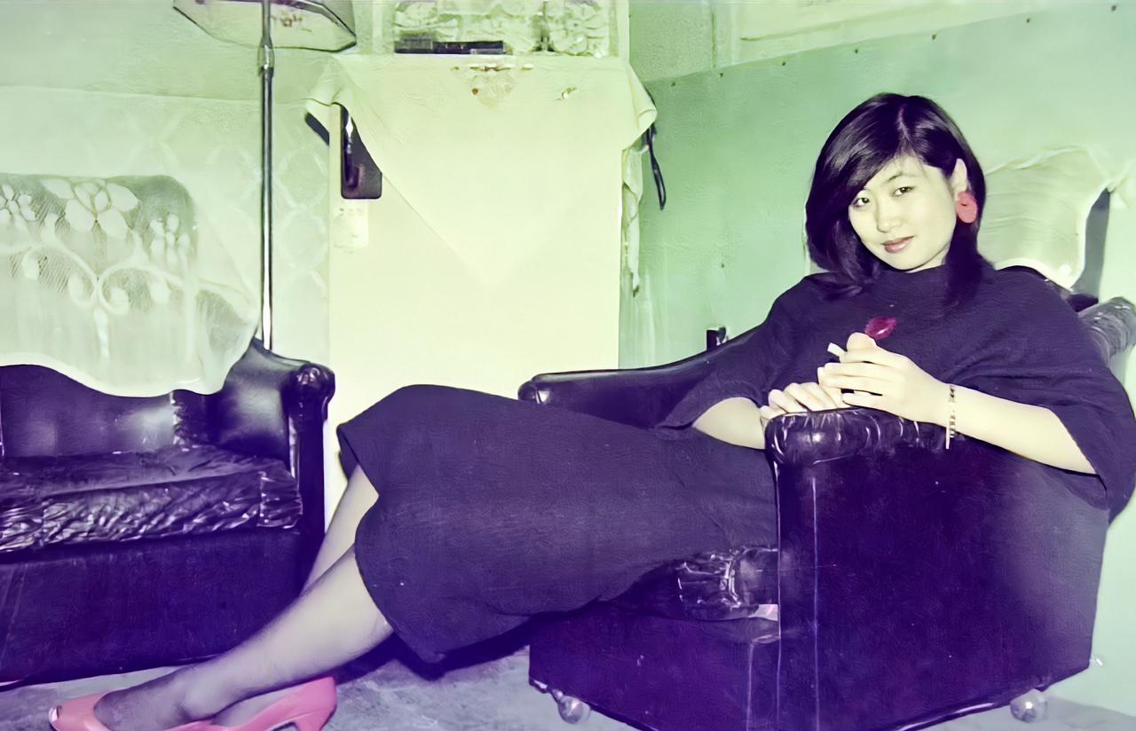 1994年，在读大学时帮女同学居家拍的一些照片，当时她妺妹在家，也拍二张。