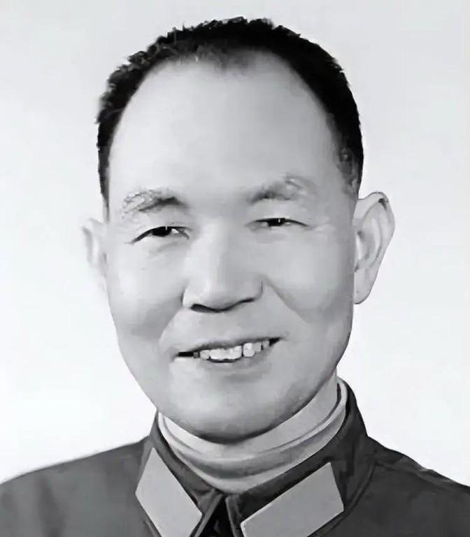 1950年，毛主席听说，有个干部在香山私自修了一栋小洋楼，气得不行：“拉出去毙了