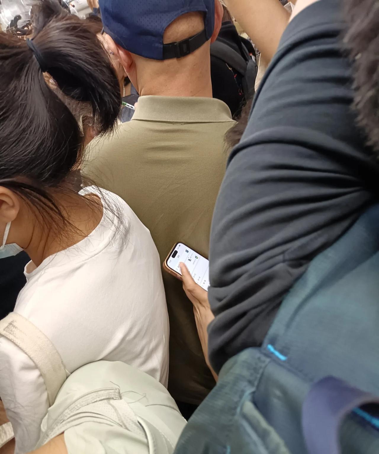 地铁上实在太拥挤了，费了九牛二虎之力，好不容易挤上地铁，结果被挤在人群中动弹不得