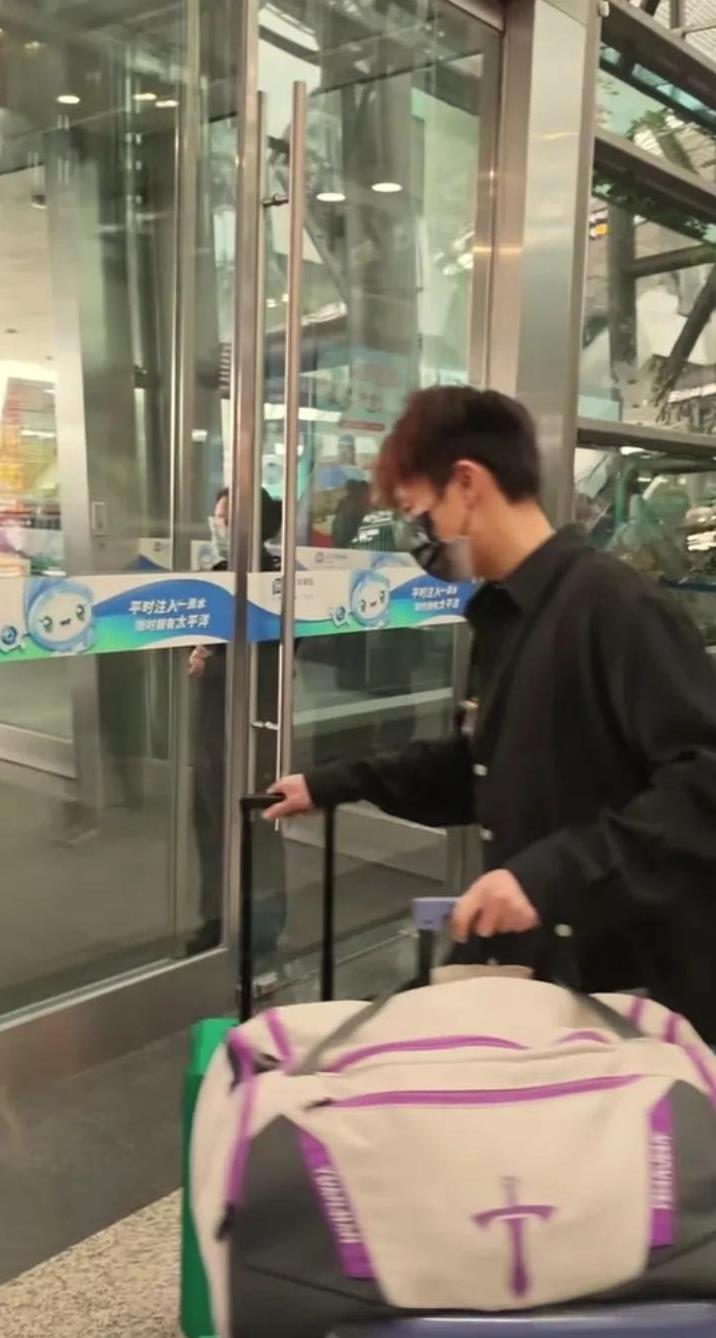 这个叫林高远男孩子
又一次在竞争中脱颖而出
在残酷的队内选拔赛中
靠自己强大实力