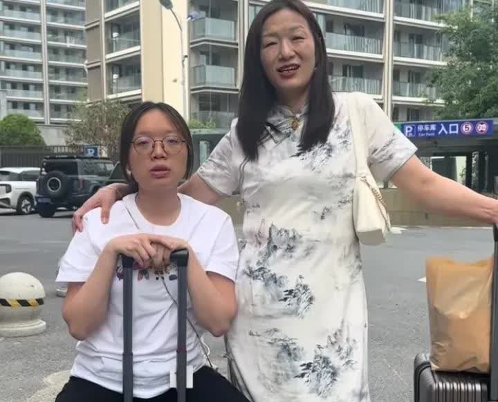谢浩男妈妈跟两个战友已经各回各家了，不过我发现了一个问题。谢浩男大妹妹好像对这个