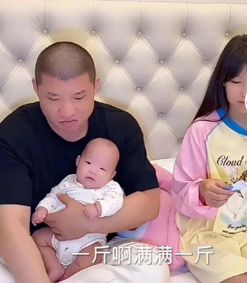 二驴儿子叫百川，桐桐女儿叫海纳，海纳百川？  这巧合，着实引人深思。



平荣