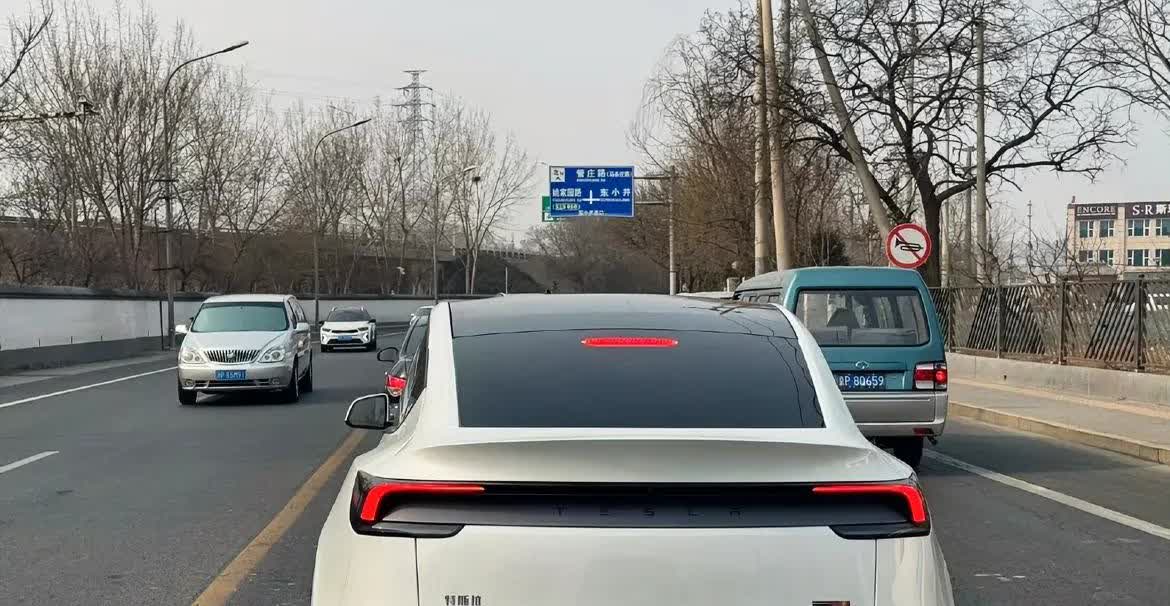 霍，第一次见到活的新款特斯拉Model Y，预计今年还是同级销量王者，哪个自主品