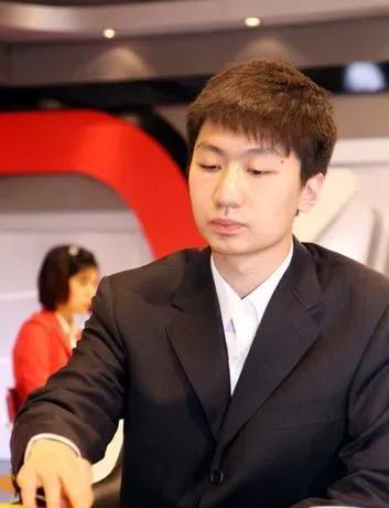 2025年世界围棋最强棋士战，申真谞对弈党毅飞，谁能进决赛？



此刻，202