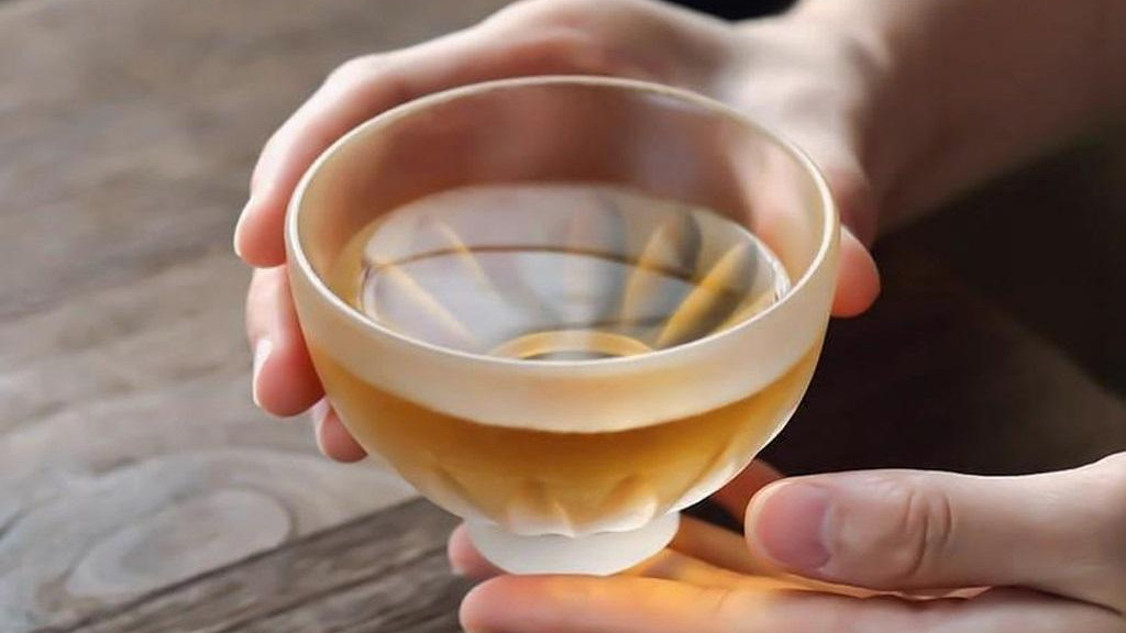 把诗意与风雅，都藏进这只古法琉璃莲花杯里