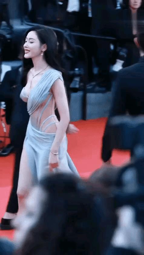 不得不佩服张天爱穿那么少
张天爱不红都是有原因的！
不是因为长相，不是因为演技，