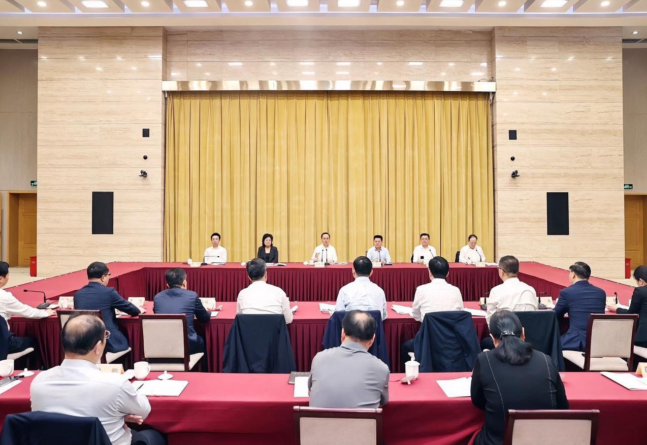 #高看徐州# 9月26日，市委书记宋乐伟主持召开县（市、区）委书记座谈会，听取对