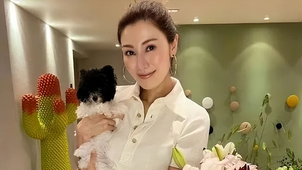 54岁李嘉欣生图好惊艳，无美艳滤镜漂亮得很自然，就连皱纹都很美