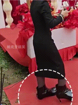 寸步难行被诠释淋漓尽致，农村红毯一步一个坑，种菜太方便！