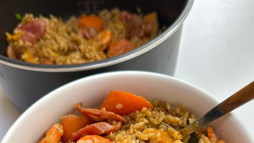 一口沦陷！电饭煲大虾南瓜腊肠焖饭，懒人也能做出神仙味