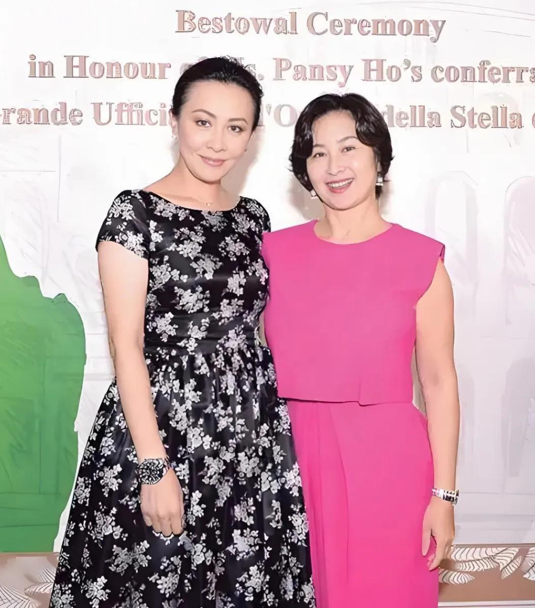难怪当年歌坛偶像王子陈百强对何超琼一往情深，十分爱慕和欣赏！半生对她都是念念不忘