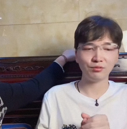 邓博讲她的养母，听哭了！他是唯一一个敢公开讲养母而不令人反感的吧？

邓博说她的