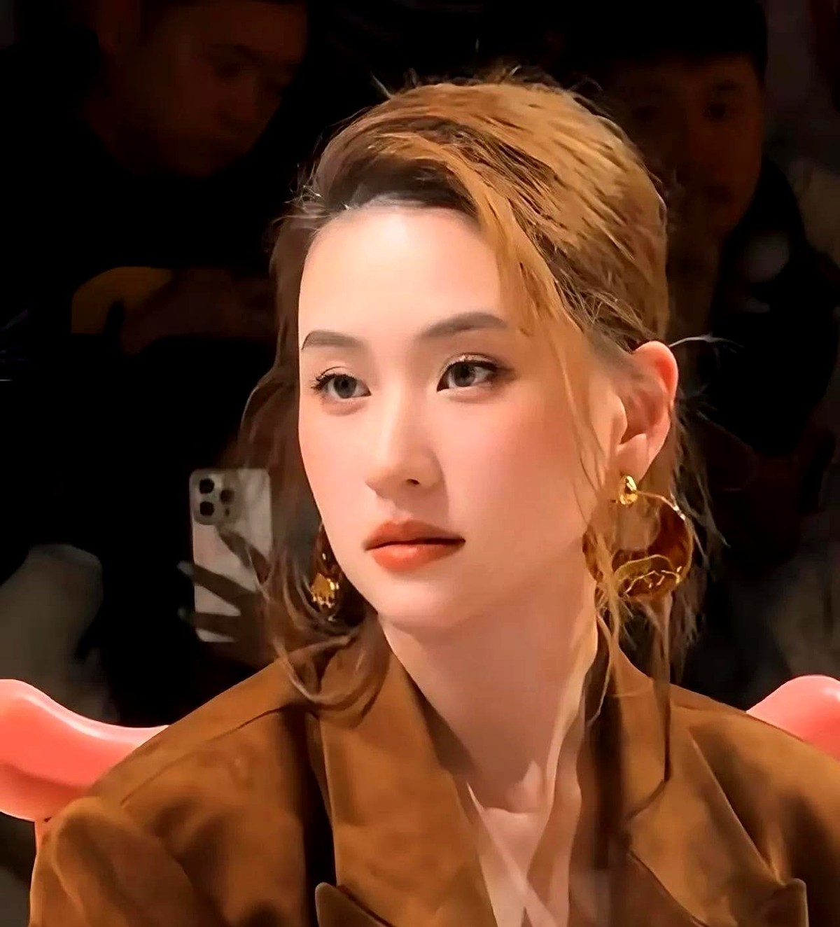 大家不要再猜了

何超莲不会和窦骁离婚

不是因为她还爱着，而是何超莲非