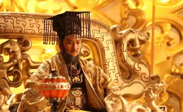 隋朝初年隋文帝延续西魏以来的府兵制度，府兵为独立的军户，家属随军营住于军坊，不同