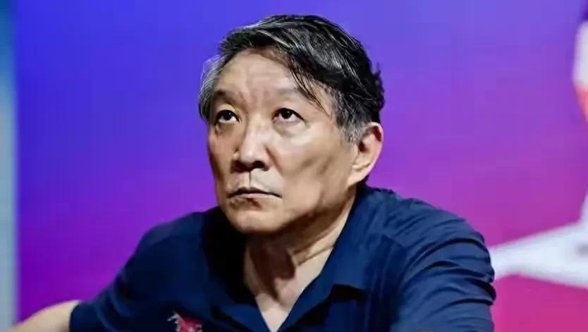 女篮的集训就是无脑的决策。这两个无脑的人分别是郭振明和宫鲁鸣，一个是专横跋扈，另