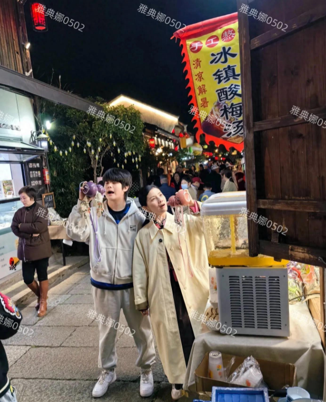 50岁的胡可依然年轻漂亮有气质儿子安吉却长歪了没有小时候好看了