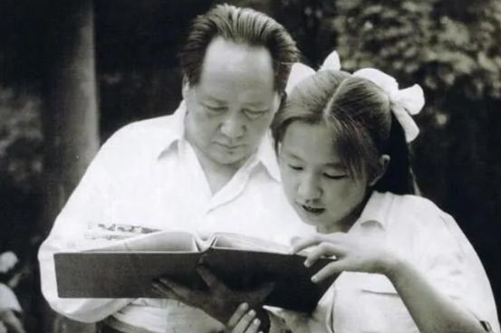 71年，毛泽东未出席李讷婚礼，汪东兴委托路来谦作为女方亲属。



1971年早