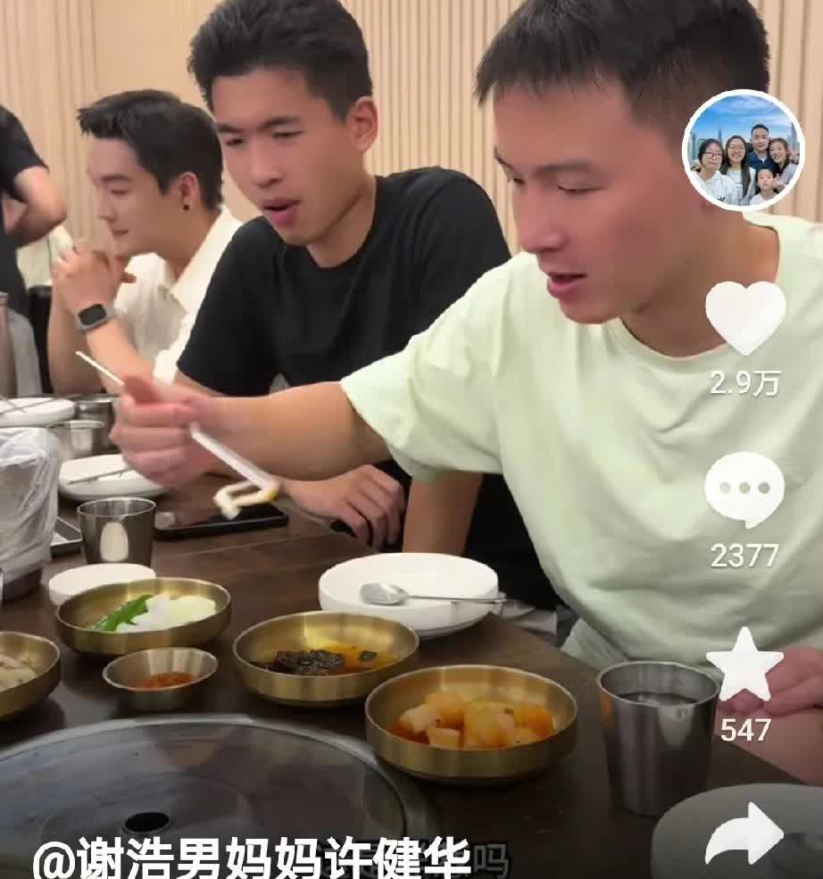 谢浩男有点太调皮了，
刚刚看到谢浩男一家人都来到了韩国济州岛，还有海军，
当