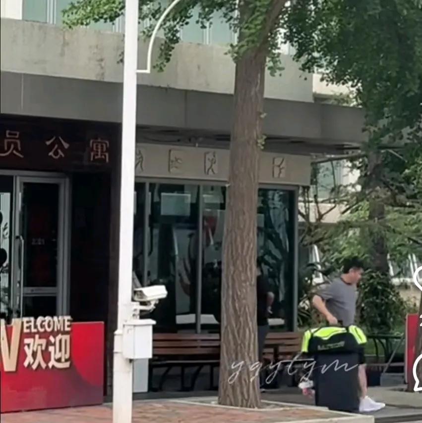 国乒今日出发瑞典。
瑞典大满贯赛，邱导和肖导都跟赛了。这次比赛有林诗栋和蒯曼的混